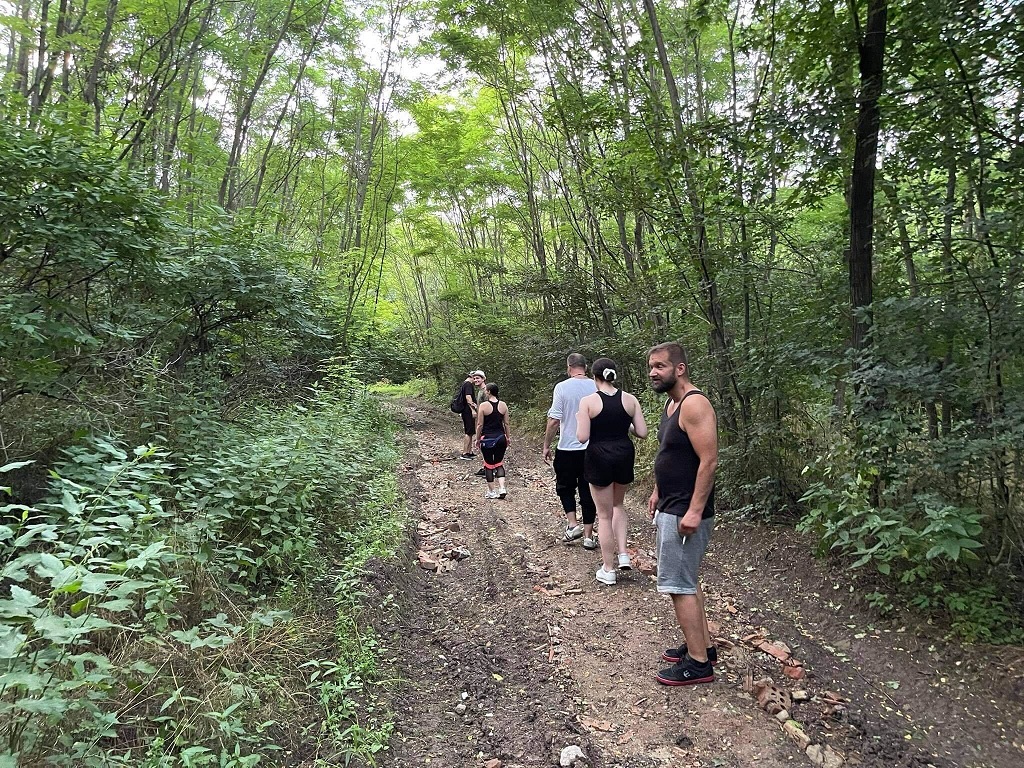 Emberek egy erdőben sétálnak.