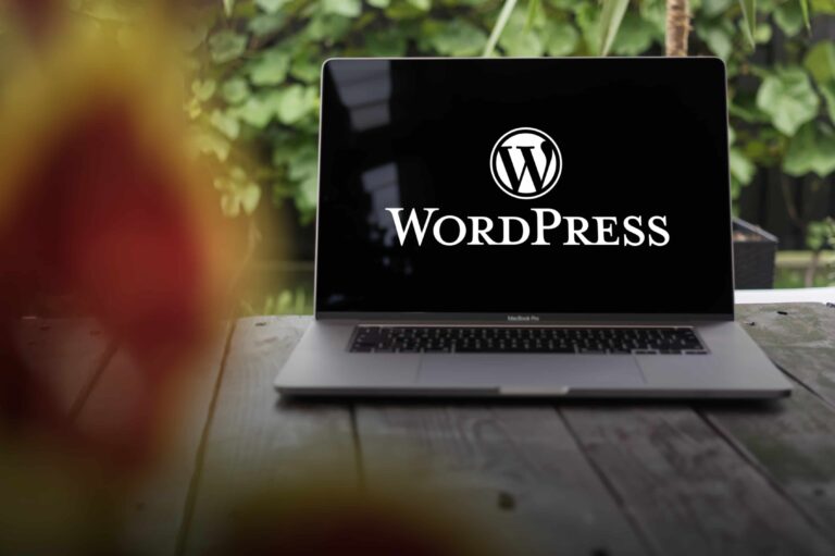 Egy laptop képernyőjén a WordPress logó és felirat.